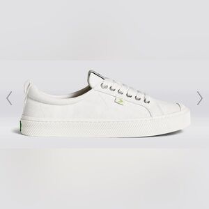 Cariuma OCA LOW Off-White Canvas sneaker
- women’s size 7